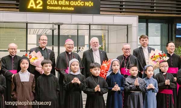 Video: TGP Huế chào đón Đức TGM Paul Richard Gallagher và phái đoàn Ngoại giao Tòa Thánh